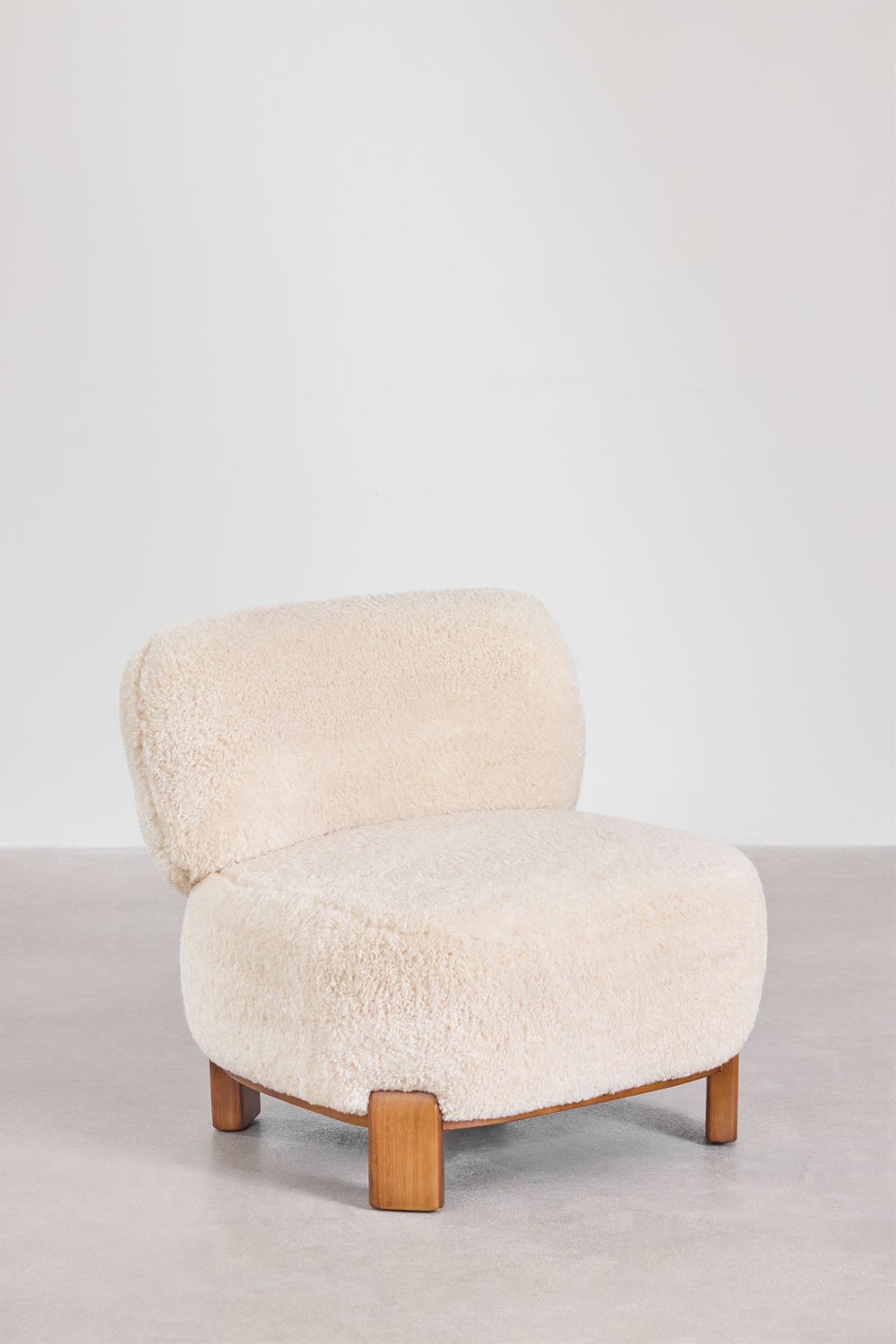 Poltroncina in shearling e legno di gomma