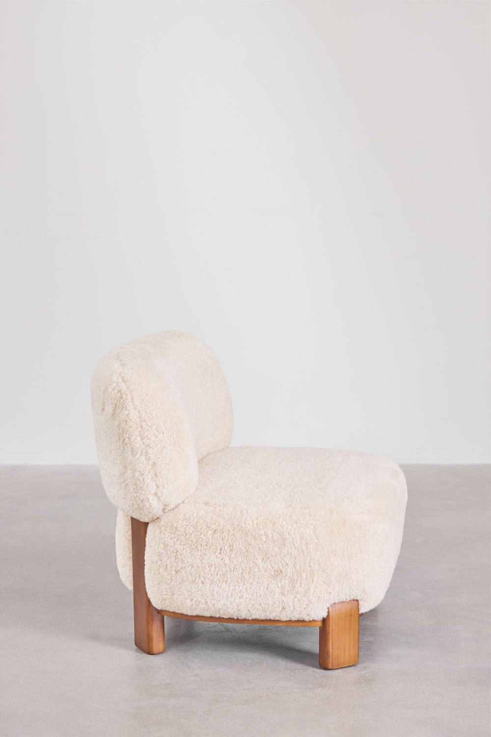 Poltroncina in shearling e legno di gomma