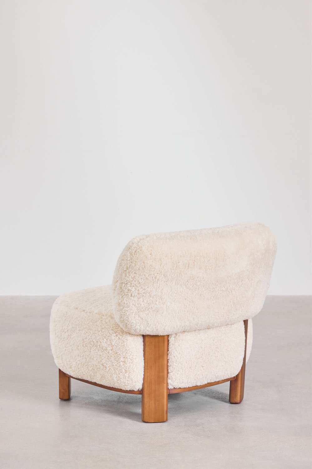 Poltroncina in shearling e legno di gomma