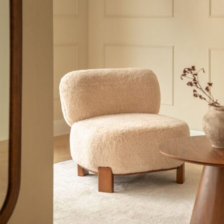 Poltroncina in shearling e legno di gomma