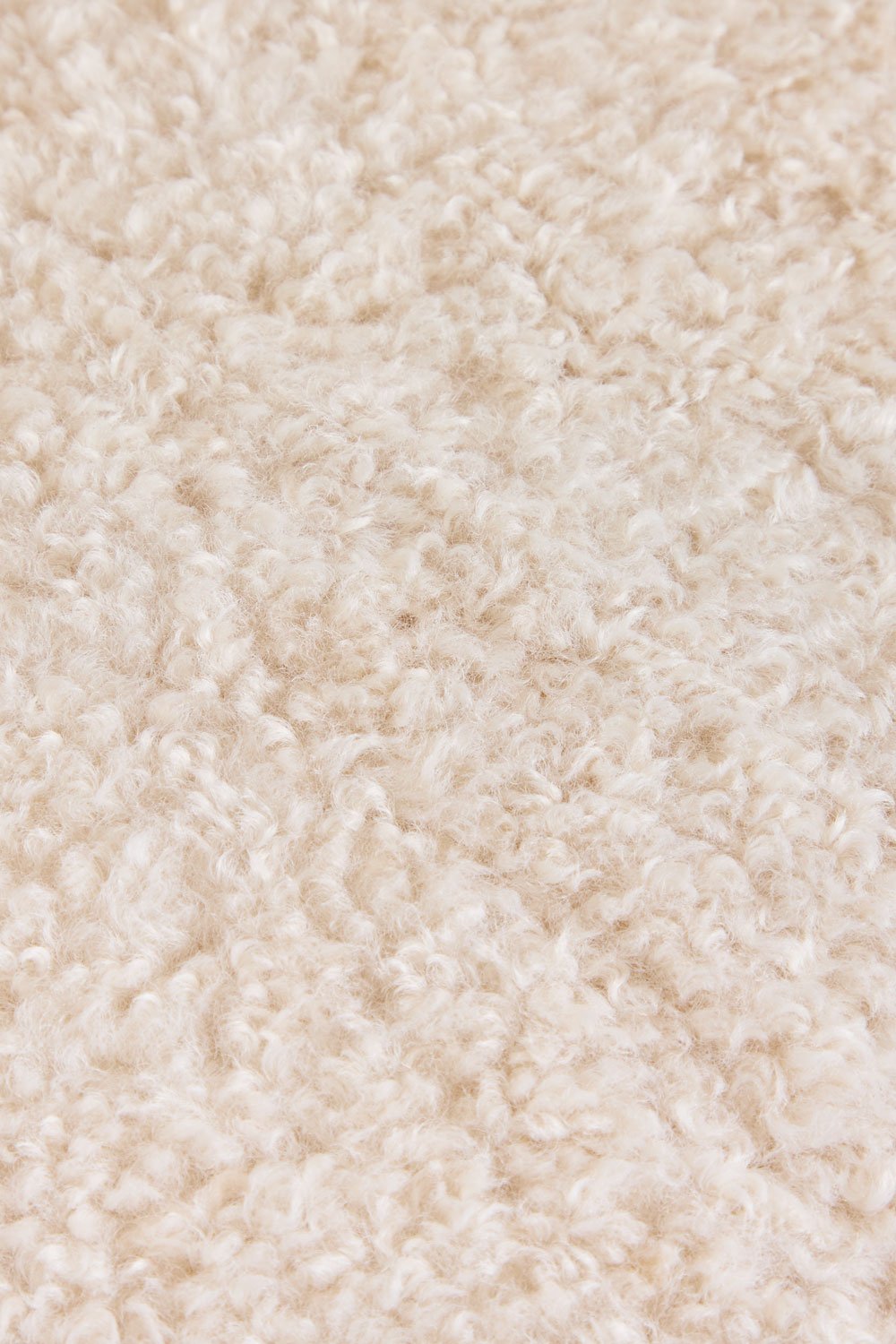 Poltroncina in shearling e legno di gomma