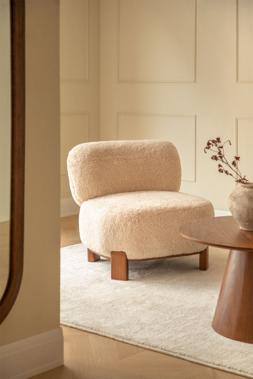 Poltroncina in shearling e legno di gomma