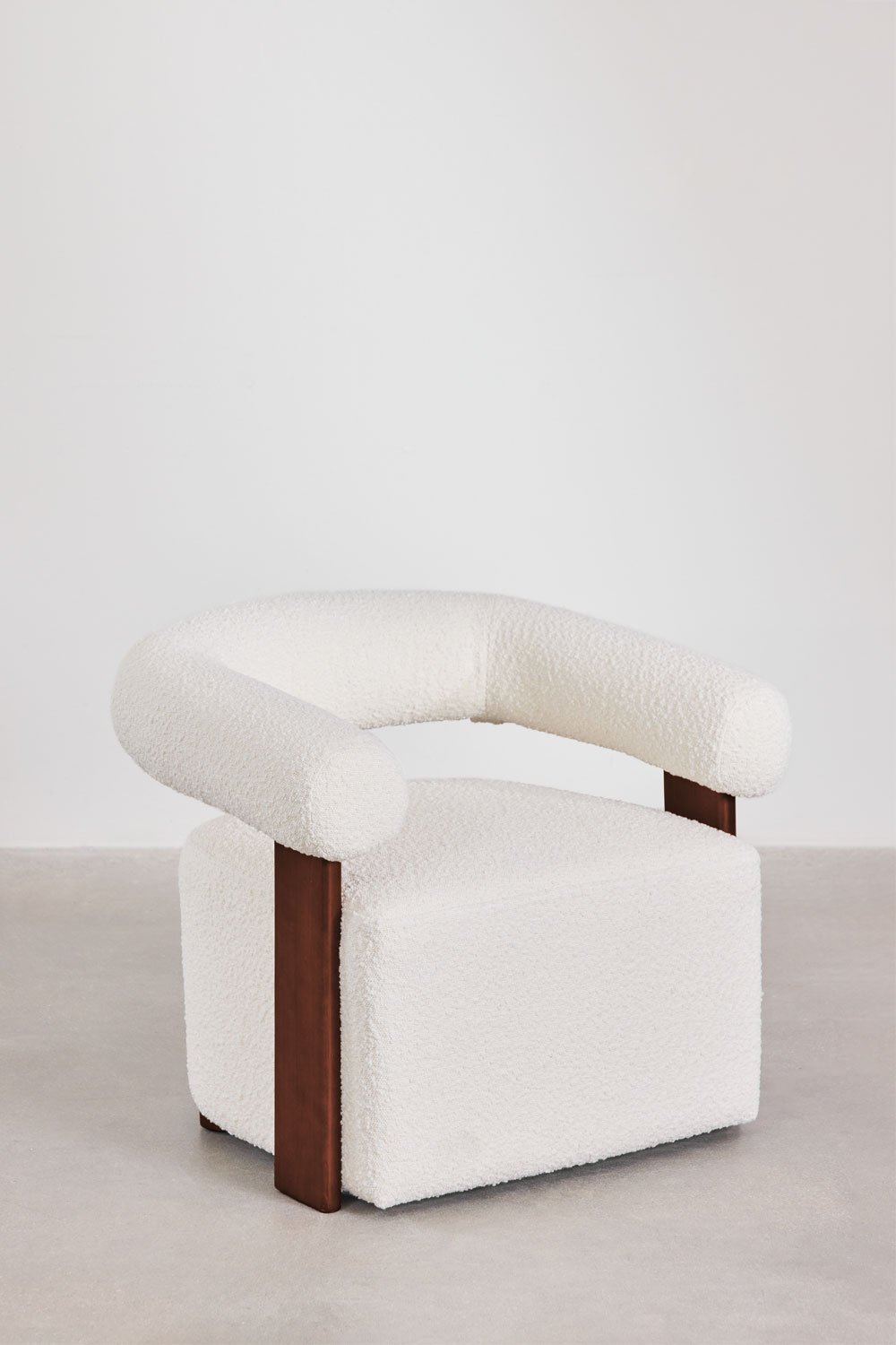 Poltroncina in tessuto bouclé e legno della gomma Mauro