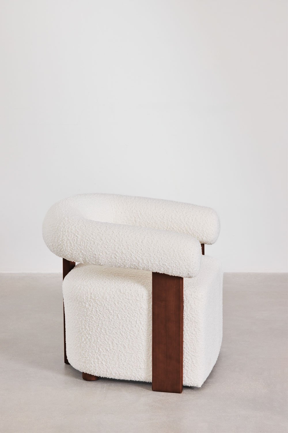 Poltroncina in tessuto bouclé e legno della gomma Mauro
