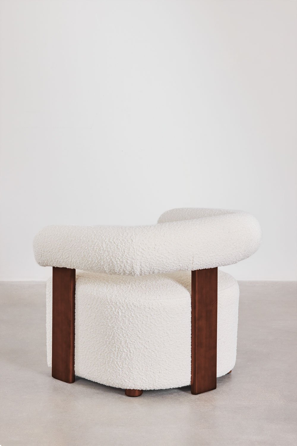 Poltroncina in tessuto bouclé e legno della gomma Mauro