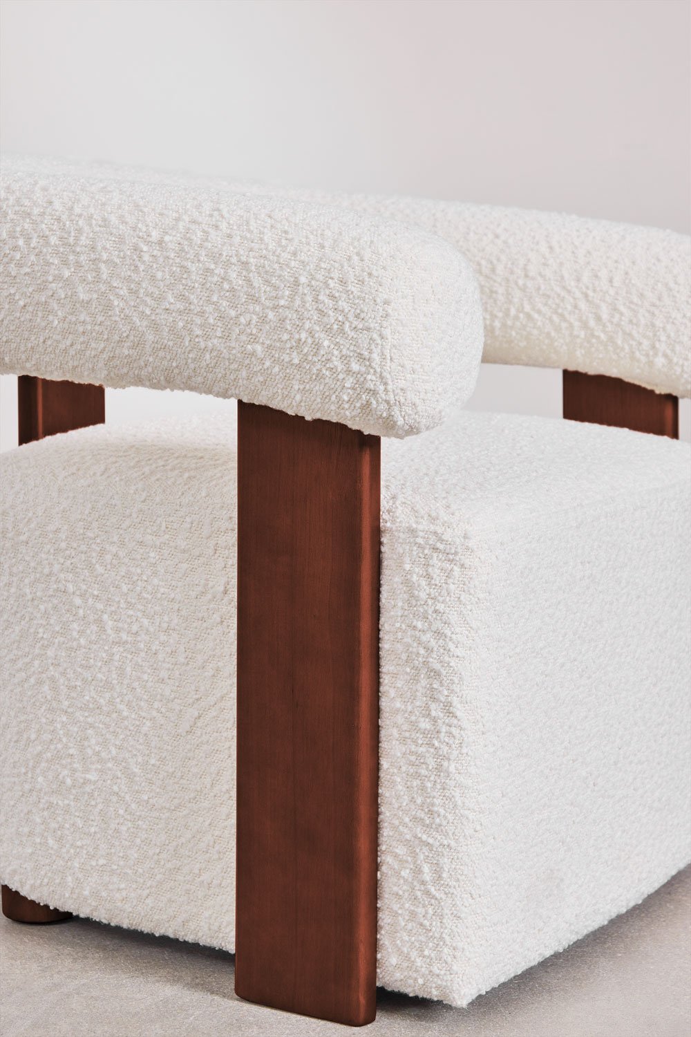 Poltroncina in tessuto bouclé e legno della gomma Mauro