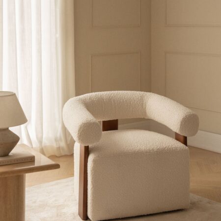 Poltroncina in tessuto bouclé e legno della gomma Mauro