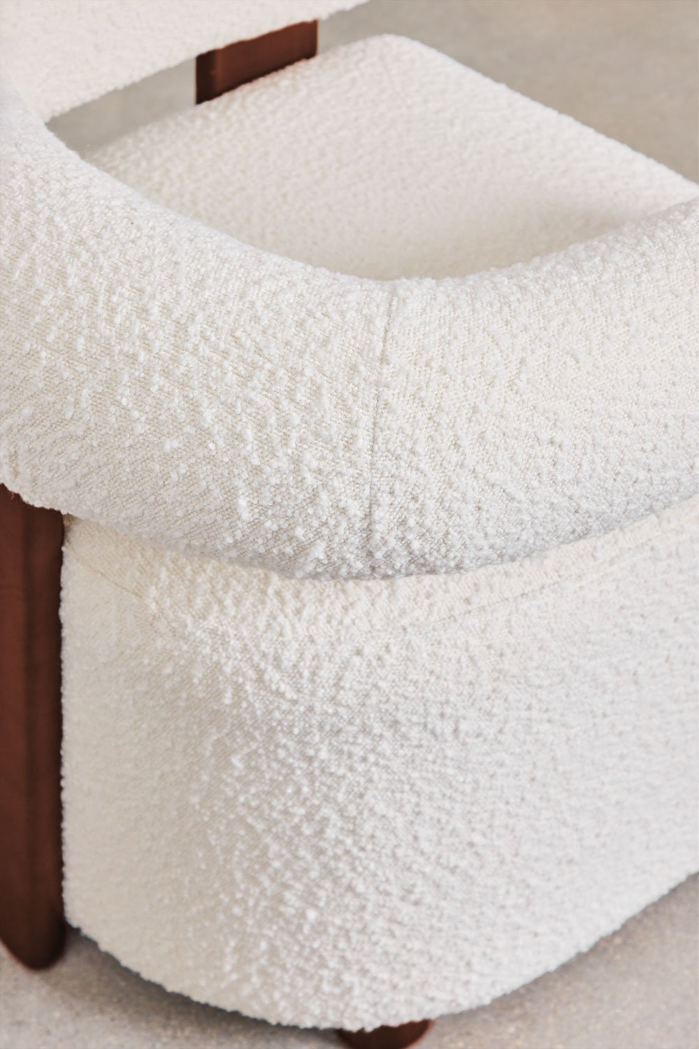 Poltroncina in tessuto bouclé e legno della gomma Mauro