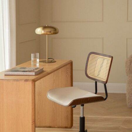 Sedia da scrivania Raysa con ruote in legno, rattan e similpelle