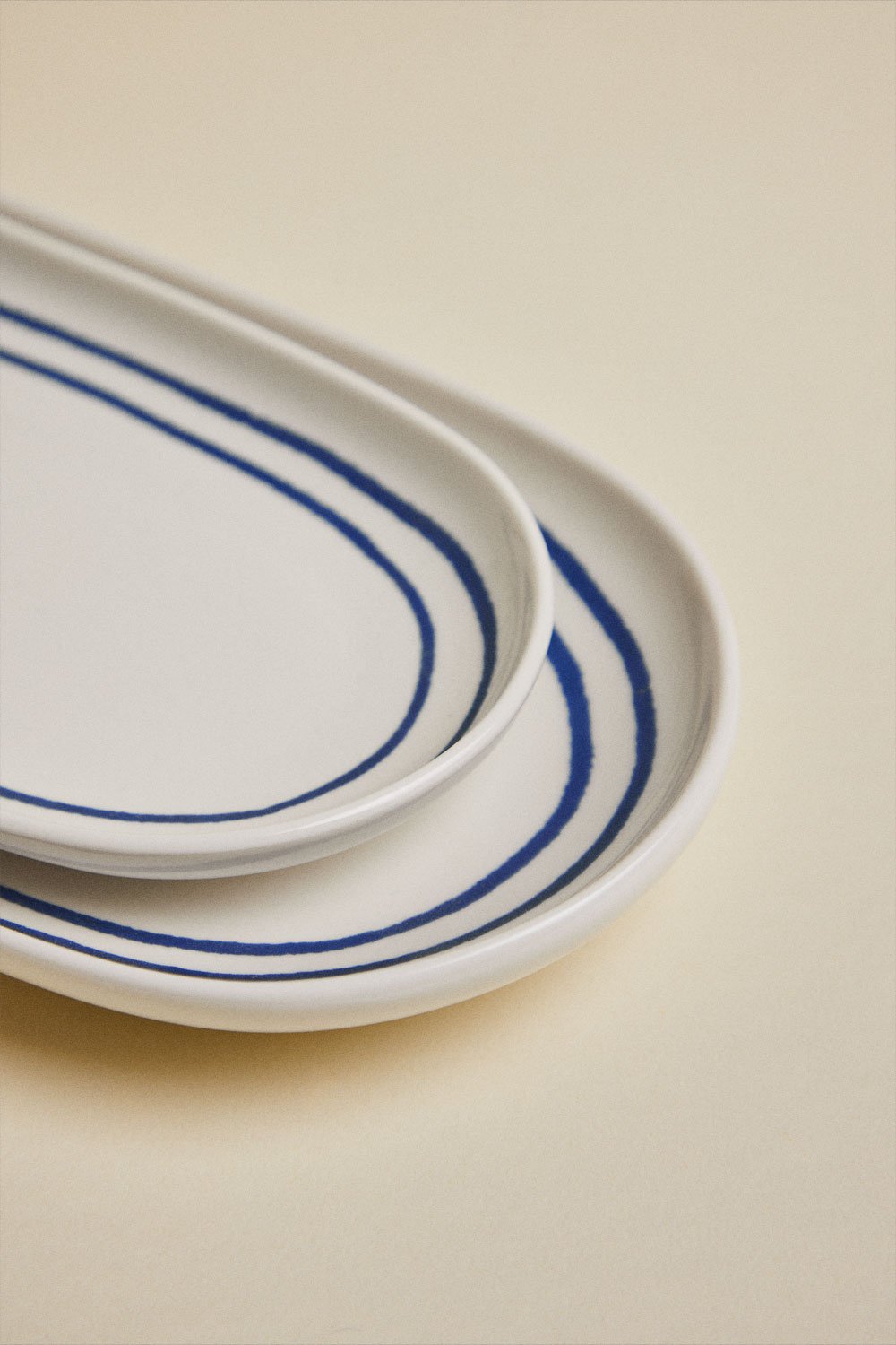 Set di 2 vassoi in new bone china Isolda