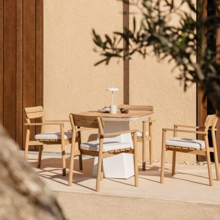 Set composto da tavolo quadrato 90x90 cm in alluminio e legno di teak Inkeri e 4 sedie da giardino con braccioli in legno Saira