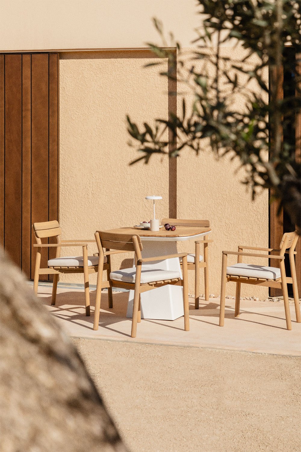 Set composto da tavolo quadrato 90x90 cm in alluminio e legno di teak Inkeri e 4 sedie da giardino con braccioli in legno Saira