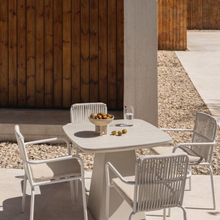 Set composto da tavolo quadrato 90x90 cm in pietra sinterizzata e alluminio Inkeri e 4 sedie da giardino Alberta impilabili con