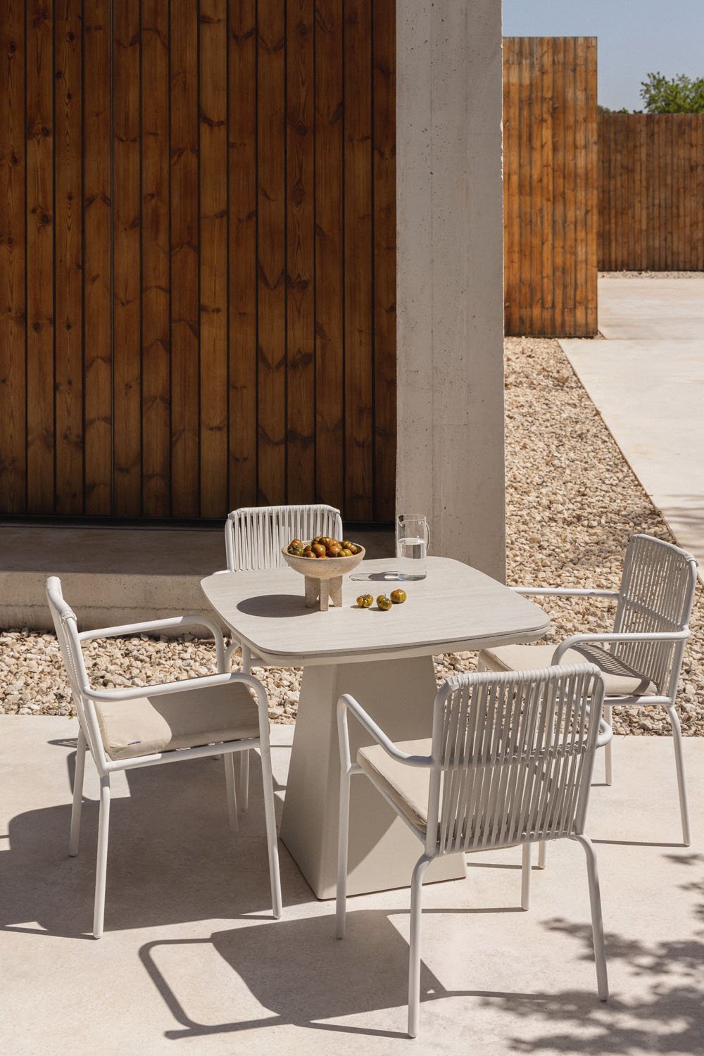 Set composto da tavolo quadrato 90x90 cm in pietra sinterizzata e alluminio Inkeri e 4 sedie da giardino Alberta impilabili con