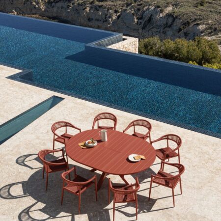 Set composto da tavolo rotondo allungabile Barces 145-200x145 cm e 8 sedie da giardino impilabili in alluminio Amatria con bracc