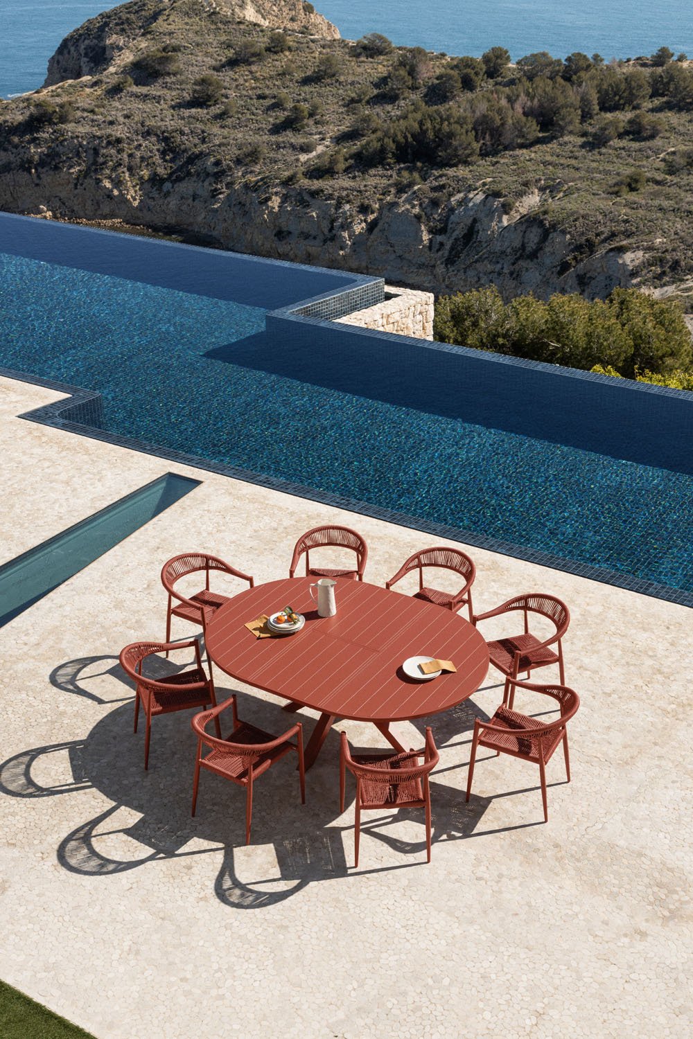 Set composto da tavolo rotondo allungabile Barces 145-200x145 cm e 8 sedie da giardino impilabili in alluminio Amatria con bracc