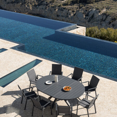 Set composto da tavolo rotondo allungabile Barces 145-200x145 cm e 8 sedie da giardino impilabili in alluminio con braccioli Kar