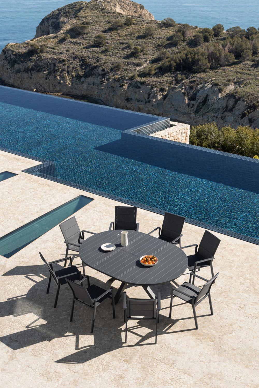 Set composto da tavolo rotondo allungabile Barces 145-200x145 cm e 8 sedie da giardino impilabili in alluminio con braccioli Kar