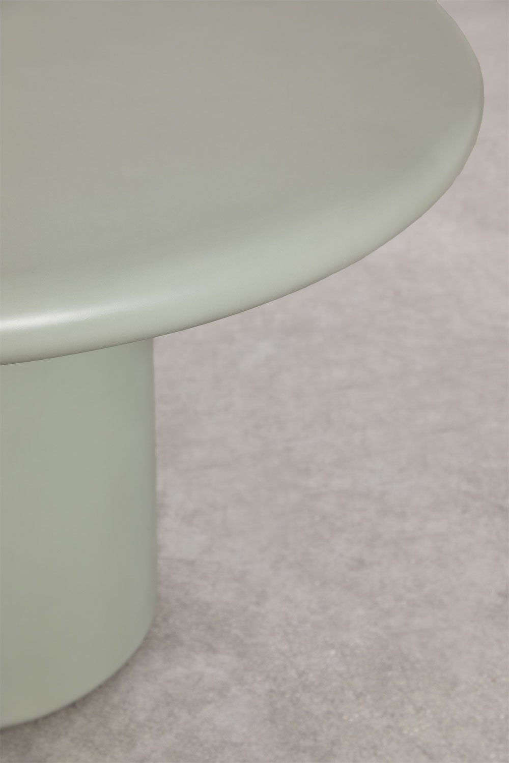Set composto da tavolo rotondo da 120 cm in cemento Namara e 4 sedie da giardino con braccioli in legno di rovere Mara