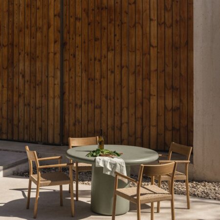 Set composto da tavolo rotondo da 120 cm in cemento Namara e 4 sedie da giardino con braccioli in legno di rovere Mara