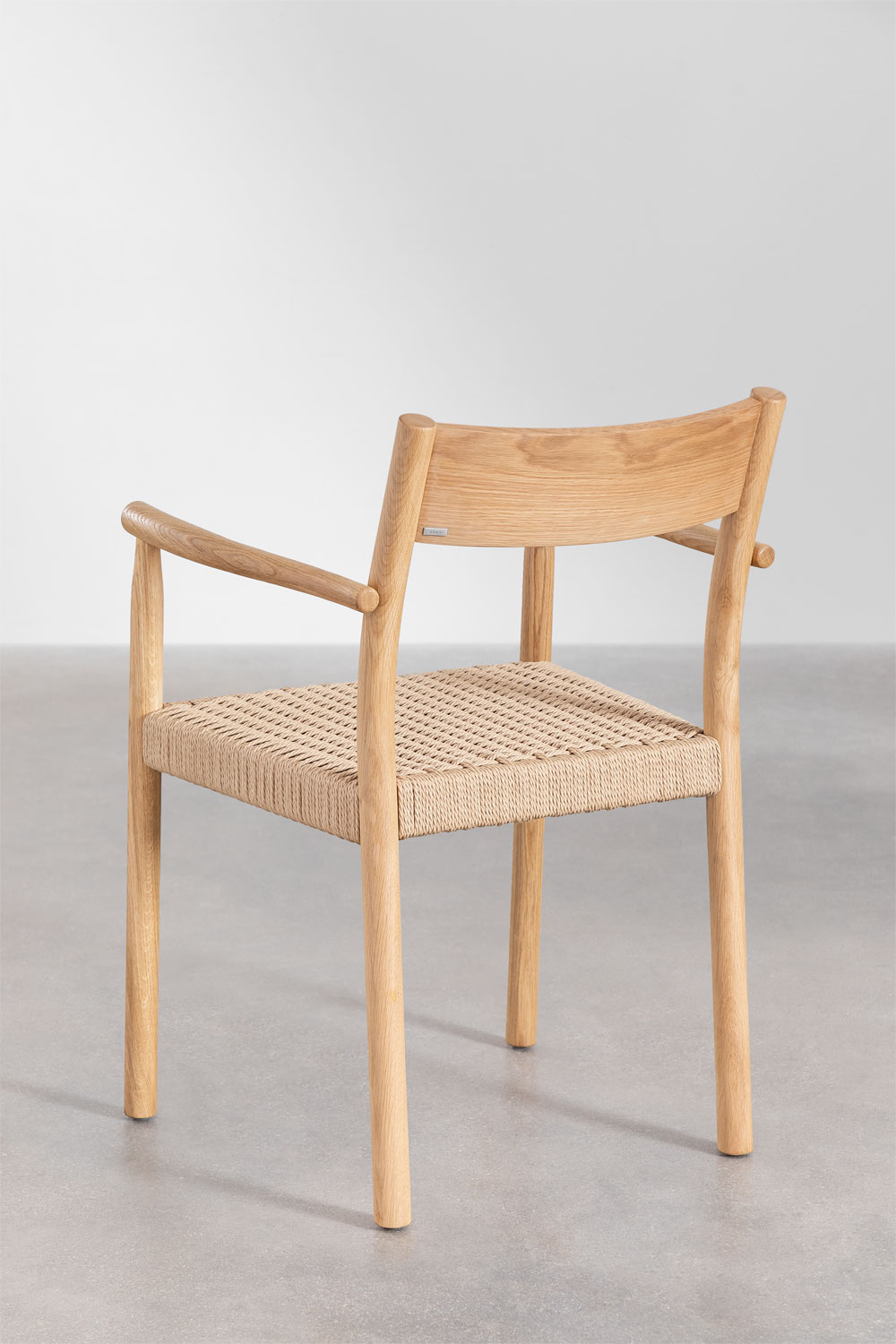 Set composto da tavolo rotondo da 120 cm in cemento Namara e 4 sedie da giardino con braccioli in legno di rovere Mara