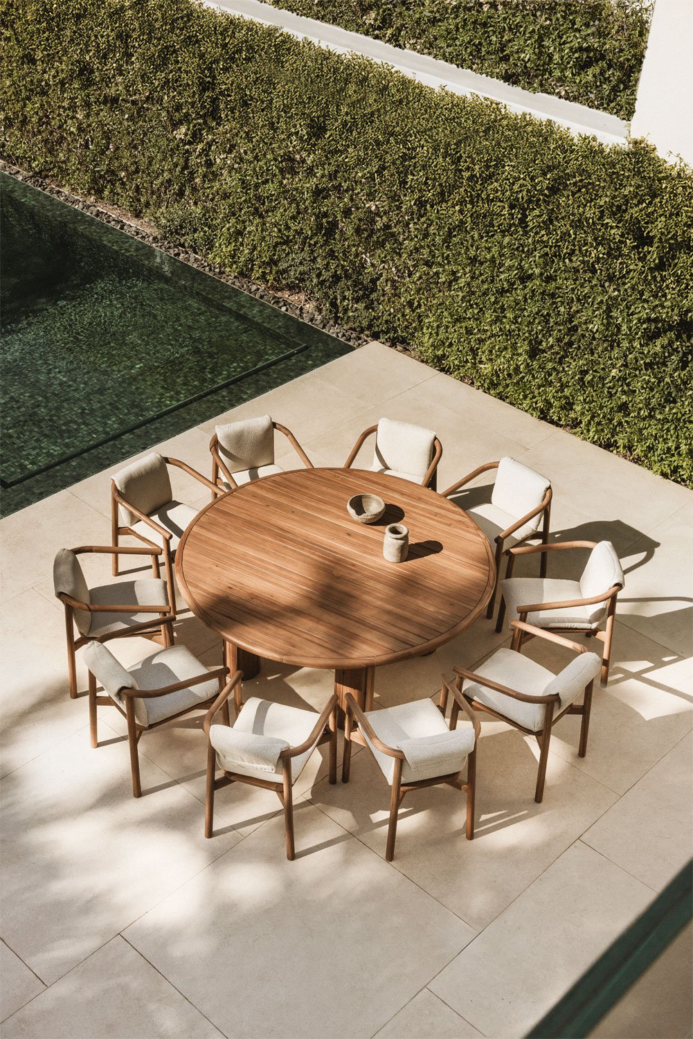 Set composto da tavolo rotondo da 180 cm in legno di acacia Danara e 10 sedie da giardino in legno di acacia Elmina