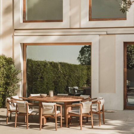 Set composto da tavolo rotondo da 180 cm in legno di acacia Danara e 10 sedie da giardino in legno di acacia Elmina