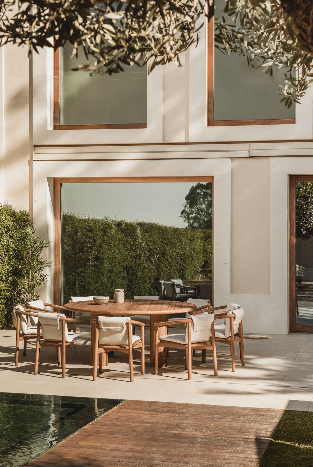 Set composto da tavolo rotondo da 180 cm in legno di acacia Danara e 10 sedie da giardino in legno di acacia Elmina