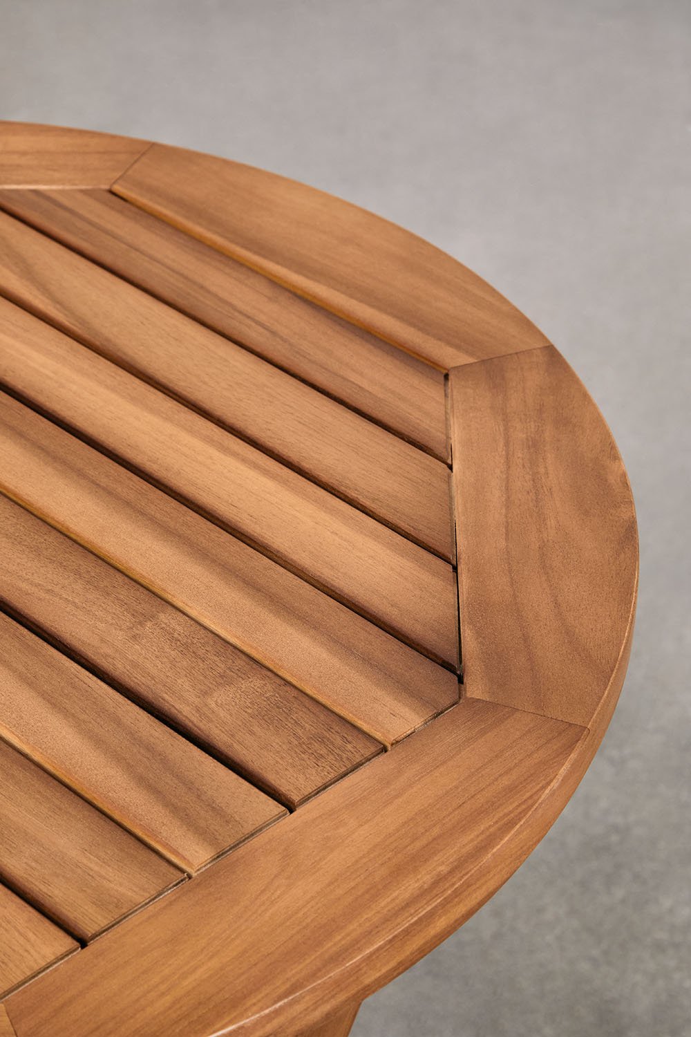 Set tavolo rotondo (Ø60 cm) e 2 sedie da giardino pieghevoli in legno di acacia Delawer