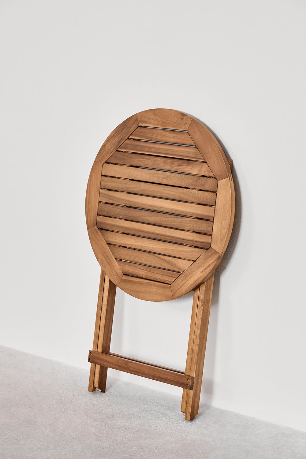 Set tavolo rotondo (Ø60 cm) e 2 sedie da giardino pieghevoli in legno di acacia Delawer