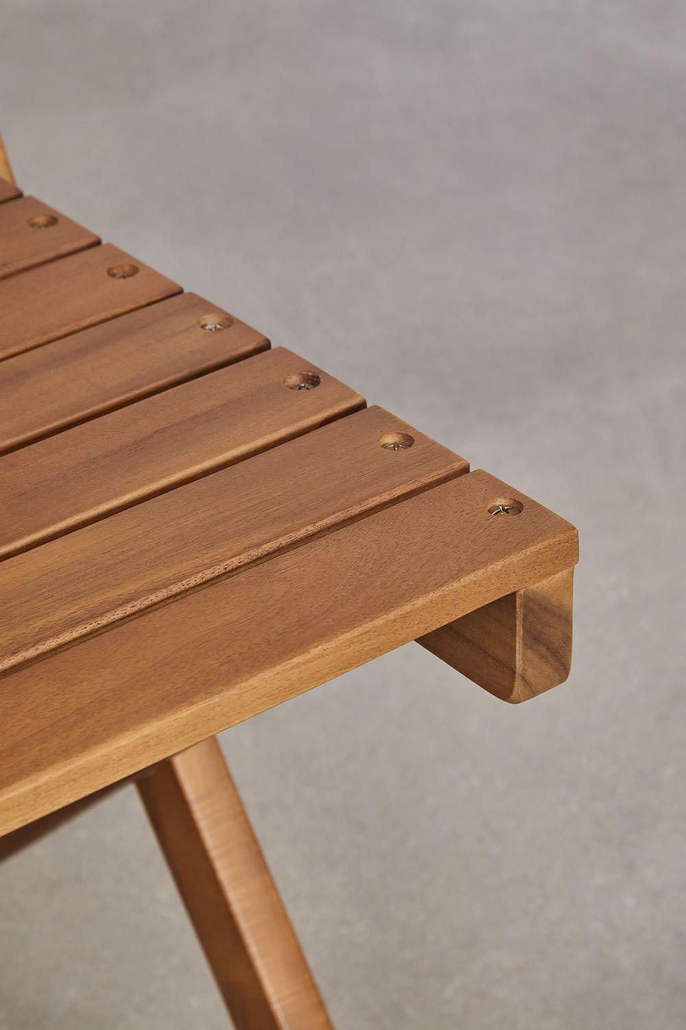 Set tavolo rotondo (Ø60 cm) e 2 sedie da giardino pieghevoli in legno di acacia Delawer