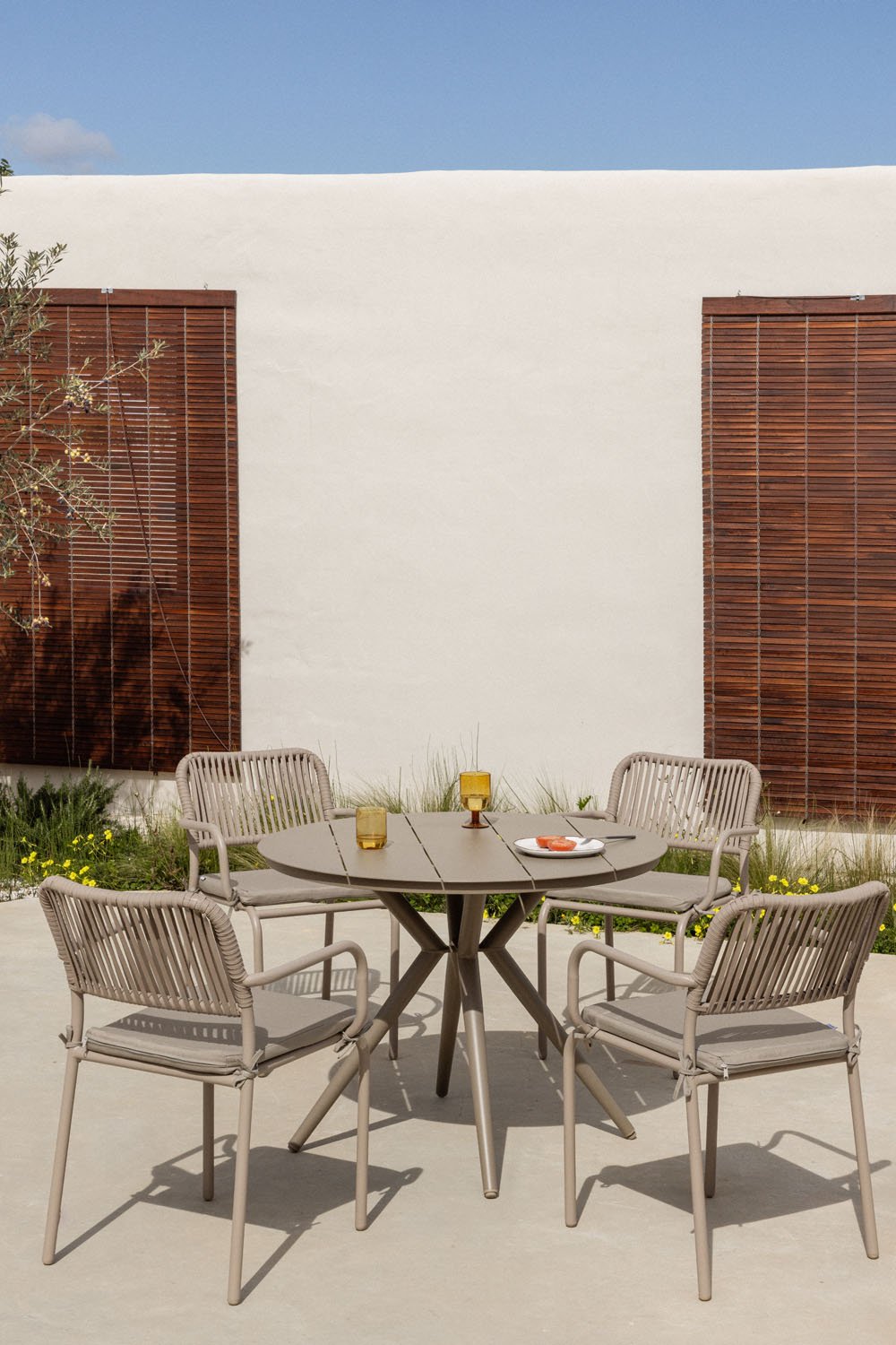 Set composto da tavolo Valerie rotondo da 100 cm e 4 sedie da giardino impilabili con braccioli in alluminio Arhiza