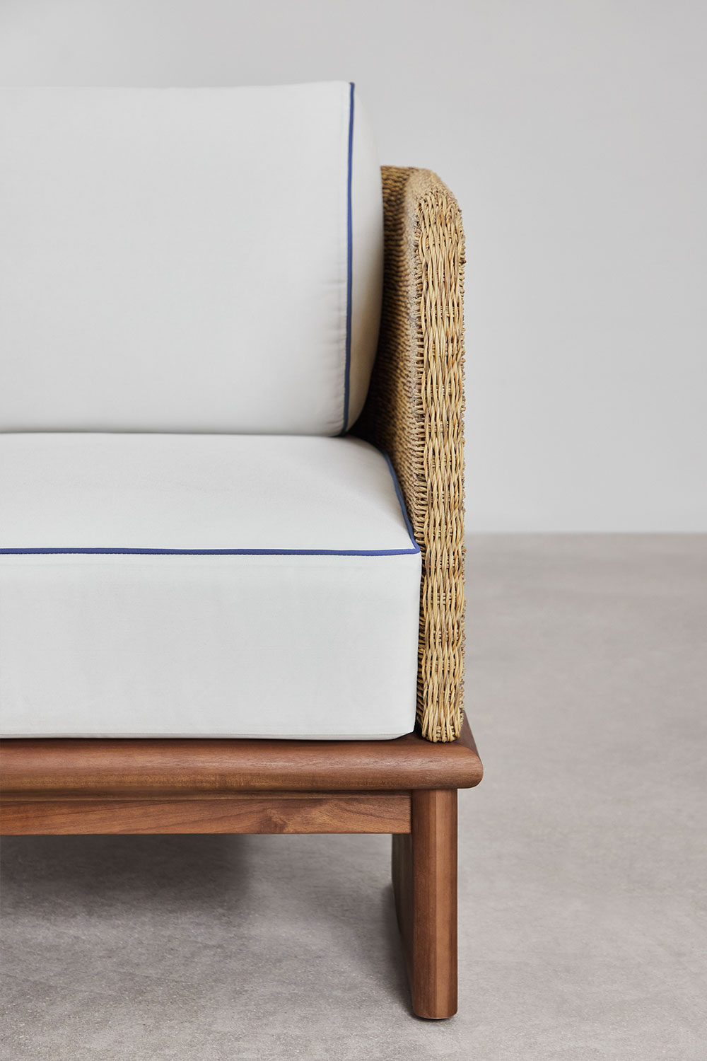Set da giardino con divano 3 posti e 2 tavolini in rattan e legno di acacia Famara