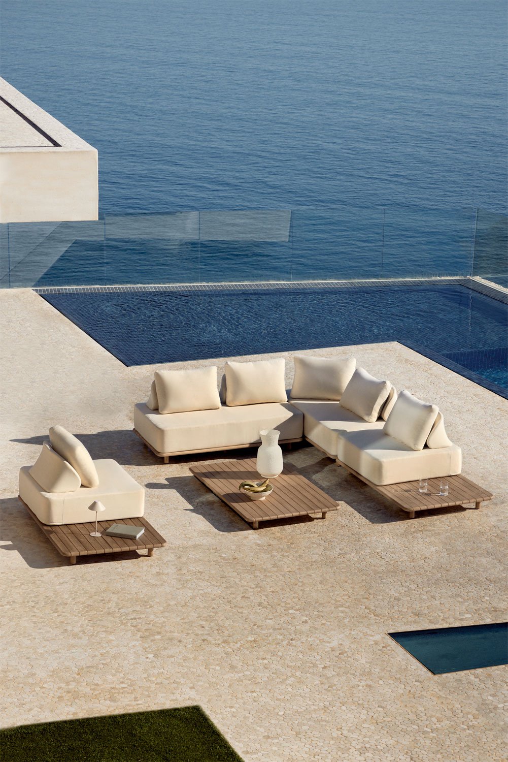 Set da giardino con divano angolare modulare 3 pezzi con tavolino laterale e tavolino da caffè 160x95 cm in acacia Portet