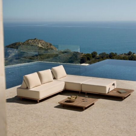 Set da giardino con divano chaise longue modulare 3 pezzi con tavolino laterale e tavolino basso 95x95 cm in acacia Portet