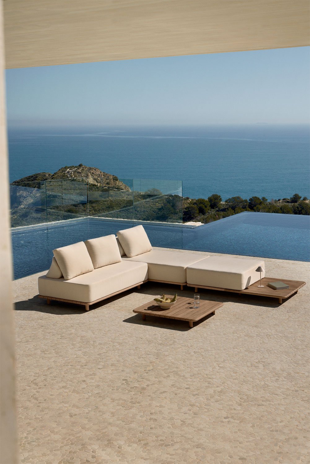 Set da giardino con divano chaise longue modulare 3 pezzi con tavolino laterale e tavolino basso 95x95 cm in acacia Portet