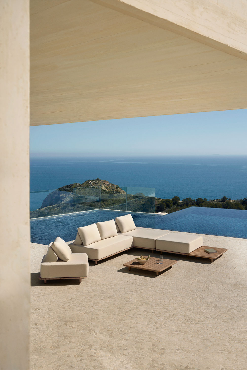 Set da giardino con divano chaise longue modulare 3 pezzi, tavolino, poltrona e tavolino 95x95 cm in acacia Portet