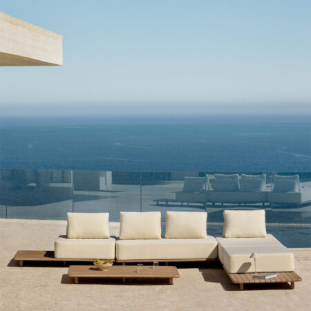 Set da giardino con divano chaise longue modulare 4 pezzi con tavolino laterale e tavolino basso 160x95 cm in acacia Portet