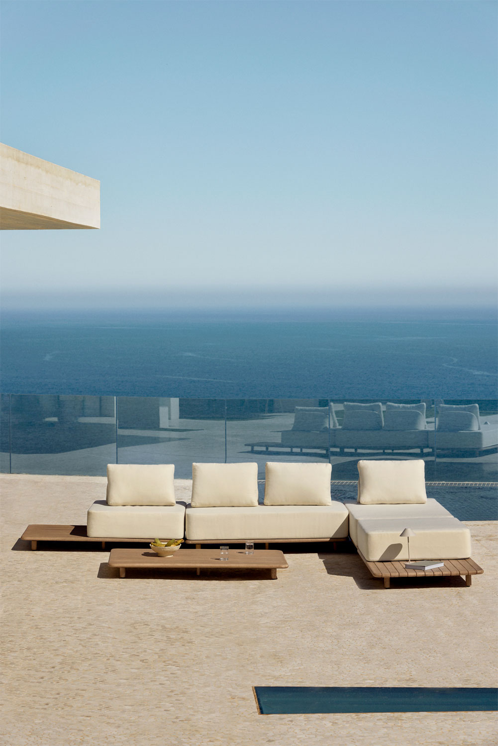 Set da giardino con divano chaise longue modulare 4 pezzi con tavolino laterale e tavolino basso 160x95 cm in acacia Portet