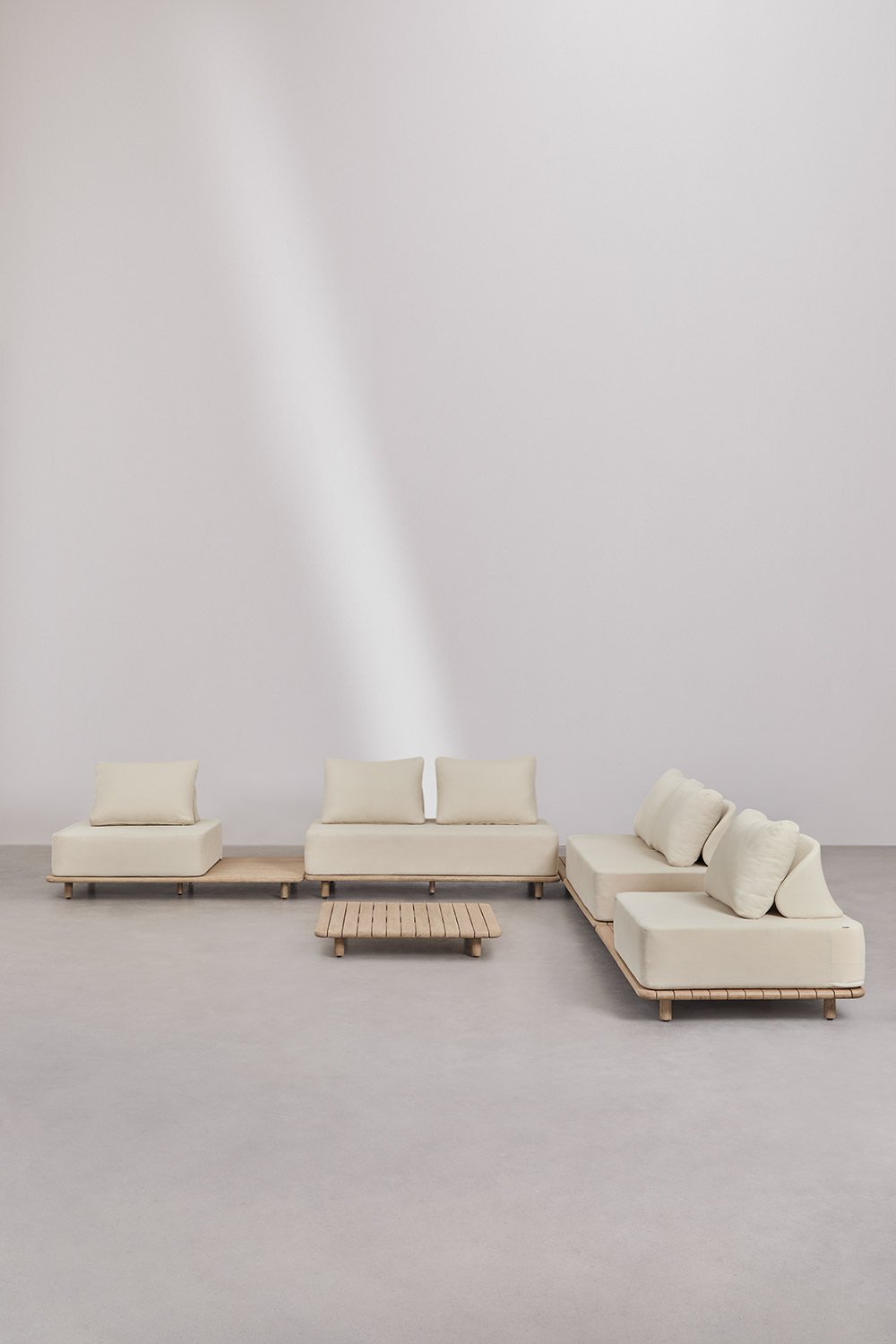 Set da soggiorno con divano angolare componibile a 4 pezzi con tavolini laterali e tavolino da caffè 95x95 cm in acacia Portet.