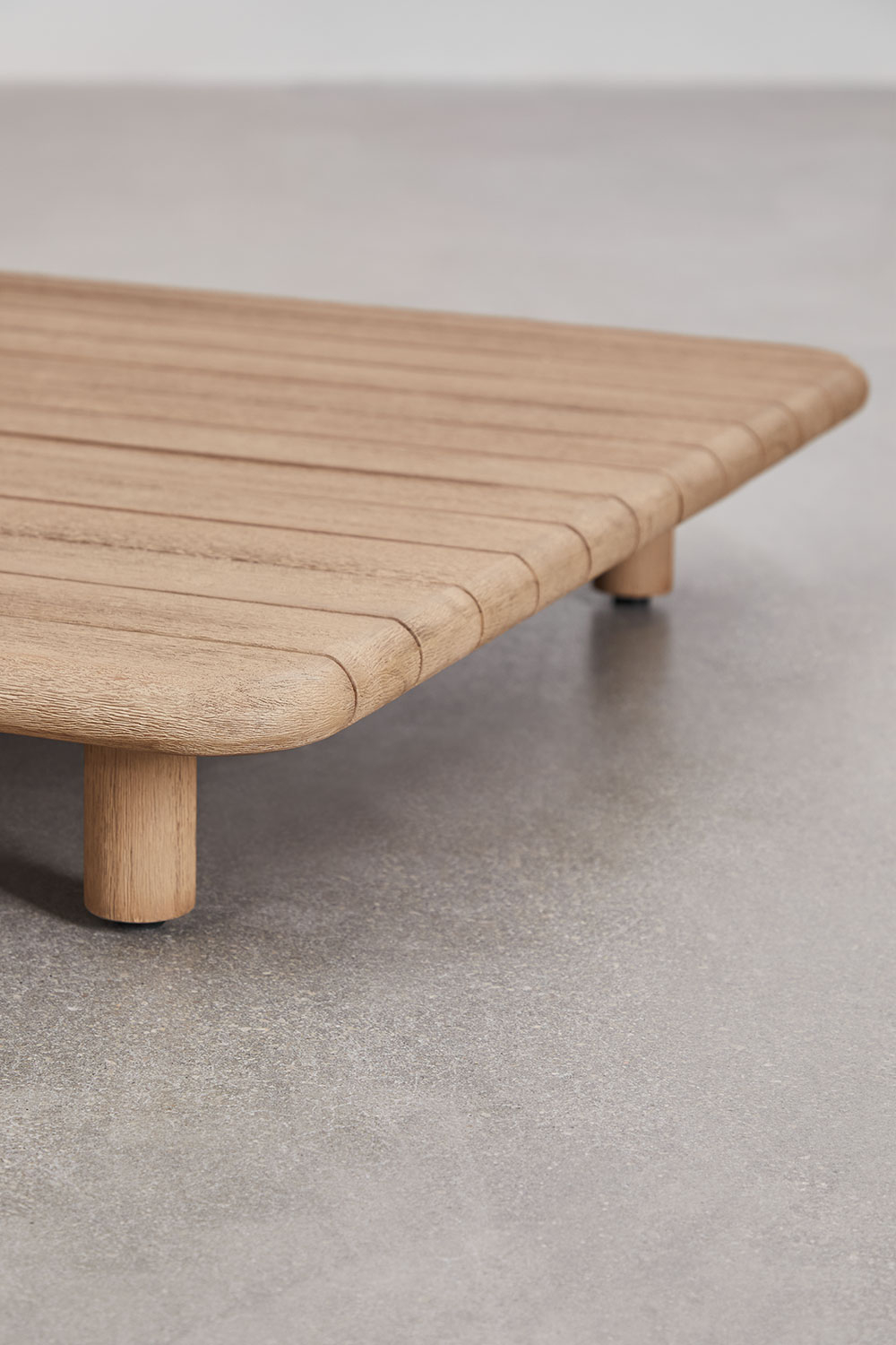 Set da salotto con divano modulare angolare a 5 pezzi con tavolini in acacia Portet