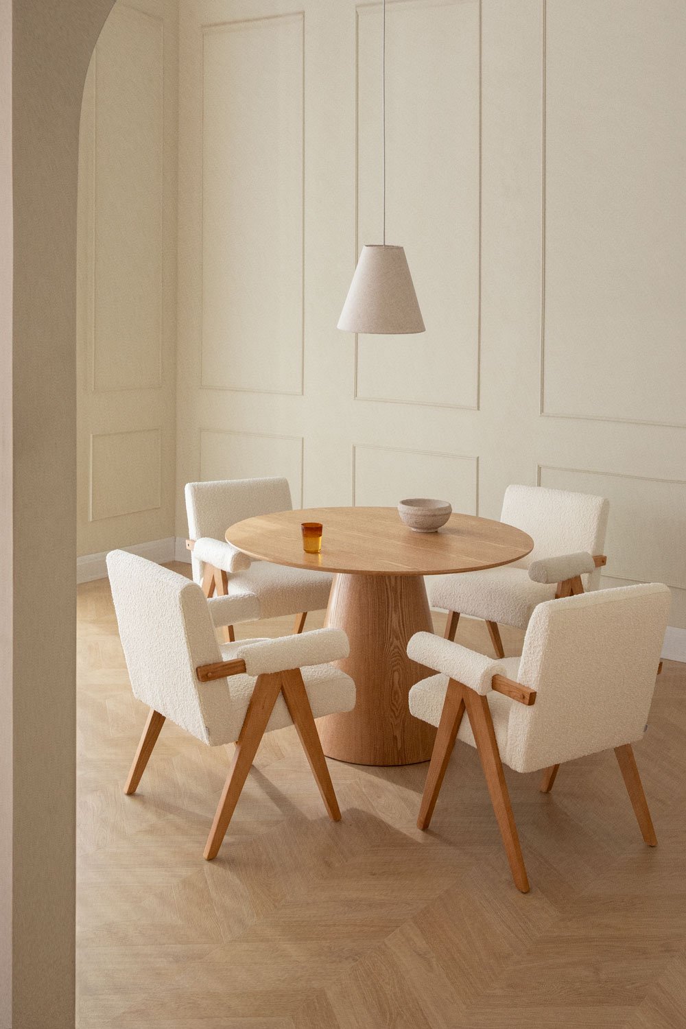 Set da tavola rotonda Ø120 cm in impiallacciatura di frassino Aura e 4 sedie da pranzo in legno e tessuto bouclé Lucca