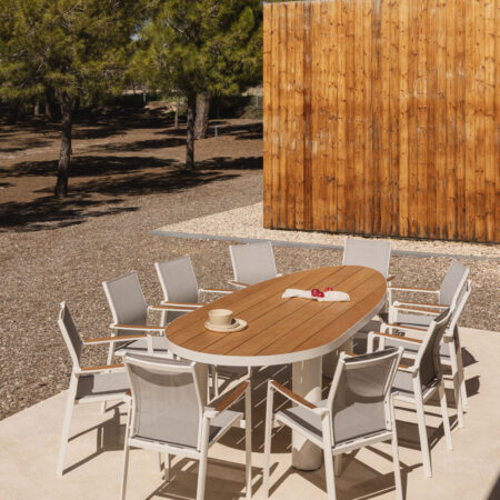 Set da tavolo ovale Taneli 260x110 cm in alluminio e legno di teak e 10 sedie da giardino impilabili Elvira in alluminio.