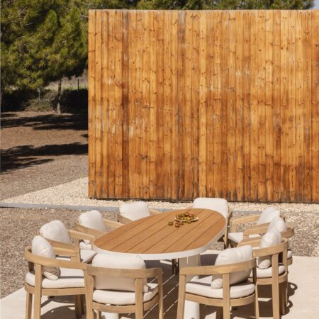 Set da tavolo ovale Taneli 260x110 cm in alluminio e legno di teak e 10 sedie da giardino Uleno in legno di acacia.