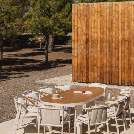 Set da tavolo ovale Taneli, 260x110 cm, in alluminio e legno di teak, e 10 sedie da giardino Yervin, in alluminio e tessuto bouc