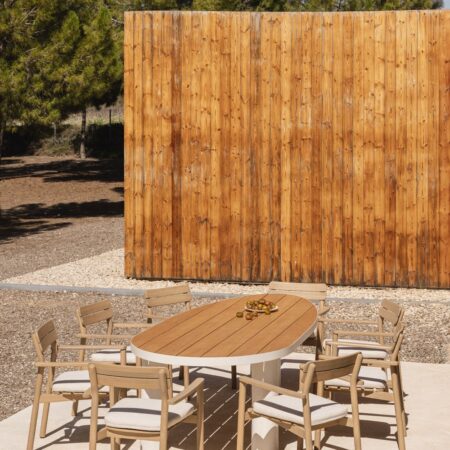 Set da tavolo ovale Taneli 260x110 cm in alluminio e legno di teak e 8 sedie da giardino Saira in legno di acacia.