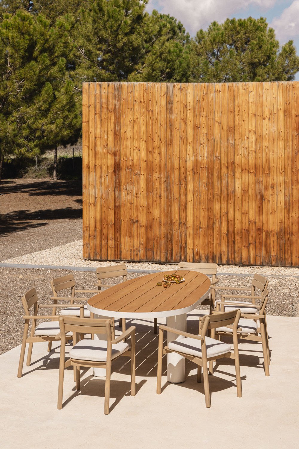 Set da tavolo ovale Taneli 260x110 cm in alluminio e legno di teak e 8 sedie da giardino Saira in legno di acacia.