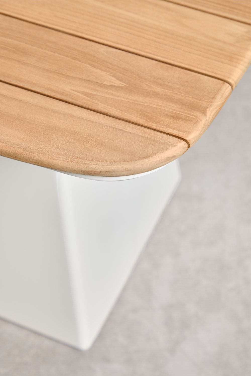 Set tavolo quadrato 90x90 cm in alluminio e legno di teak Inkeri e 4 sedie da giardino in alluminio e tessuto bouclé Yervin