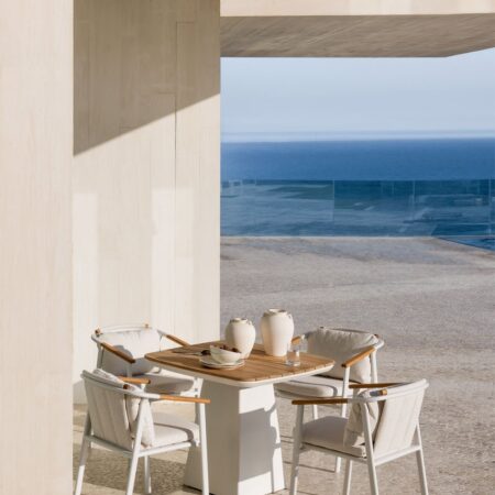Set tavolo quadrato 90x90 cm in alluminio e legno di teak Inkeri e 4 sedie da giardino in alluminio e tessuto bouclé Yervin