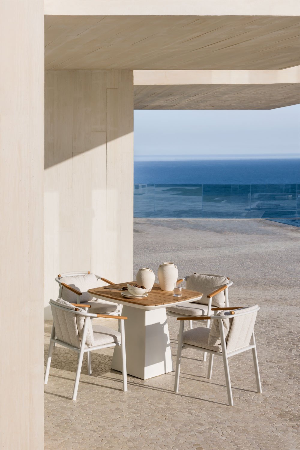 Set tavolo quadrato 90x90 cm in alluminio e legno di teak Inkeri e 4 sedie da giardino in alluminio e tessuto bouclé Yervin